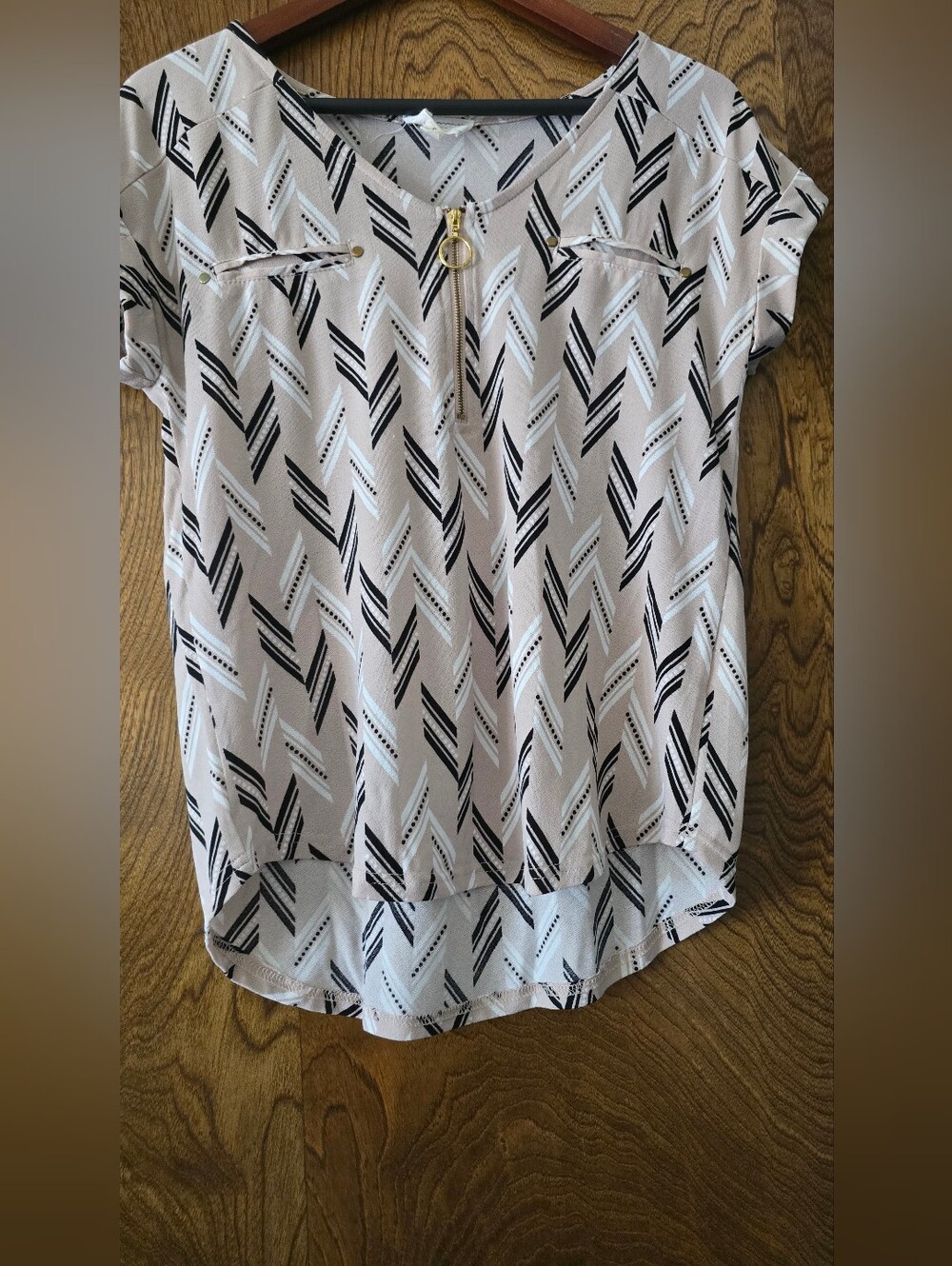 Flower & Feather Women's Short Sleeve Geo Print Blouse